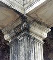 TivoliVillaAdrianaEdificioPilastriDoriciCapitello.jpg