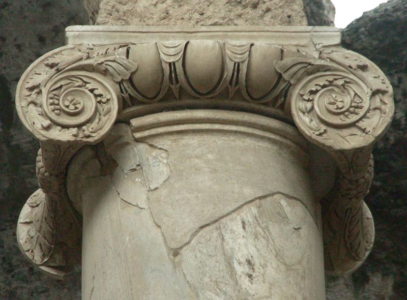 File:TivoliVillaAdrianaGrandiTermeCapitelloIonico1.jpg