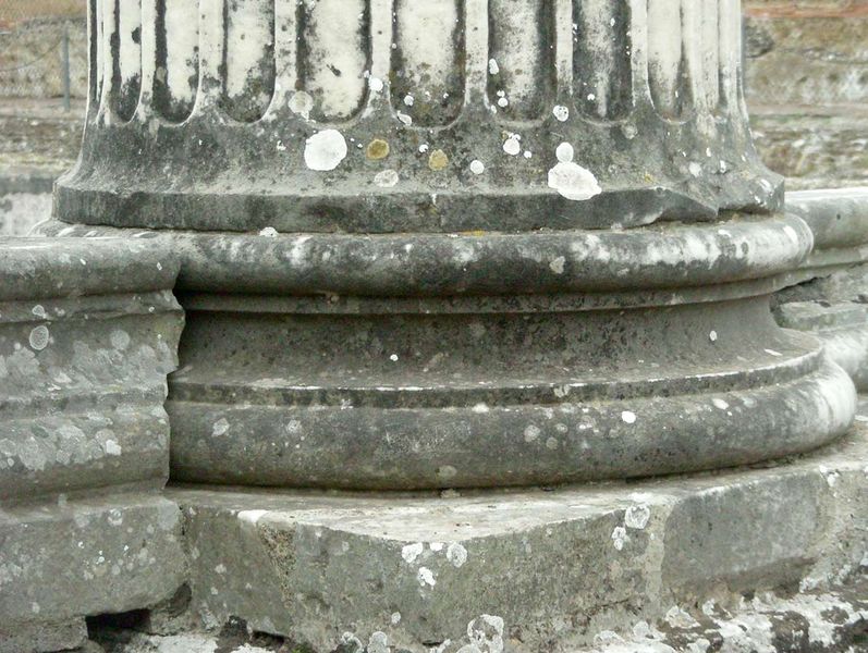 File:TivoliVillaAdrianaEdificioPeschieraBase.jpg
