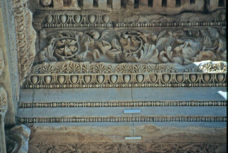 File:EfesoBibliotecaCelsoFregioArchitravePrimoOrdine.jpg