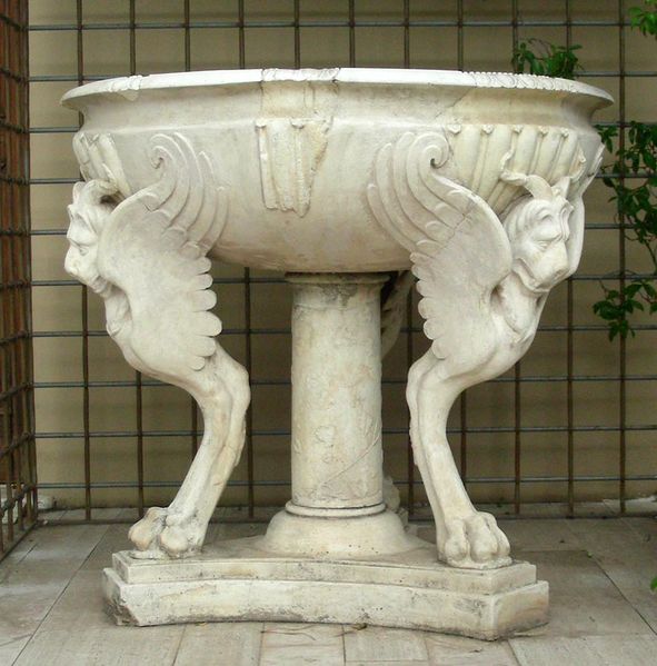 File:TivoliVillaAdrianaVascaGrifoni.jpg