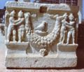 Sarcofago ghirlanda figure Antalya.jpg
