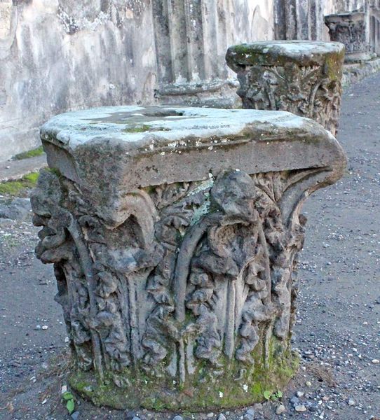File:PompeiBasilicaCapCorIt.jpg